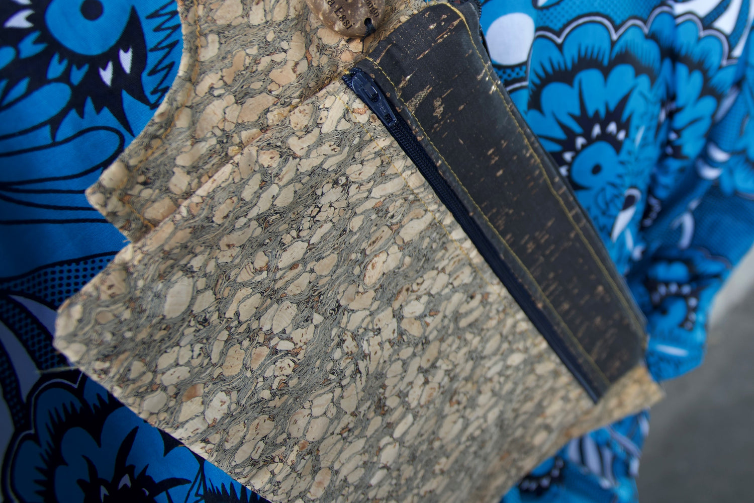 HISTORIEN BAG VORES DESIGN I KORK  MATERIAL