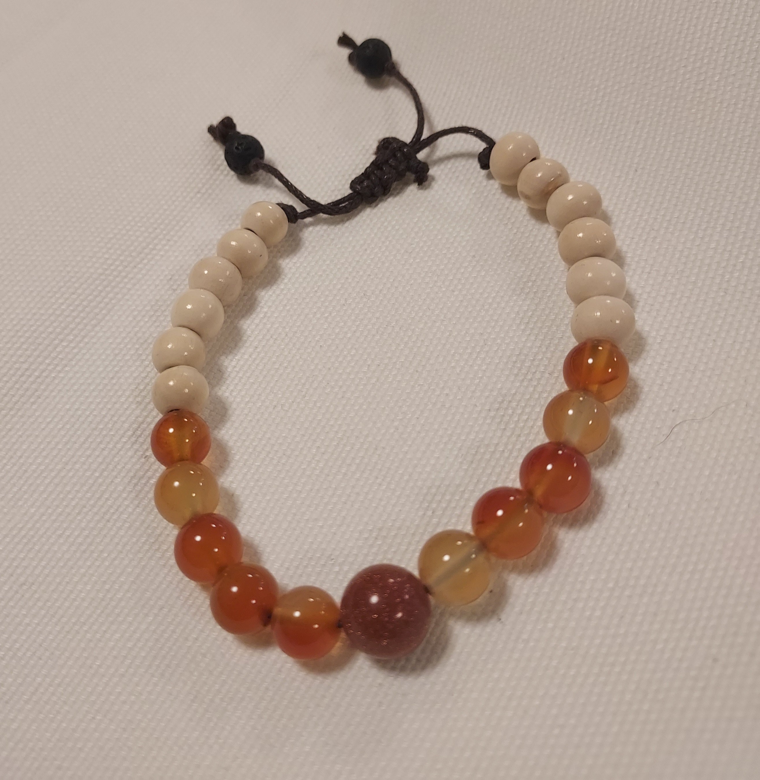 Smukt karneol armbånd i den fineste kvalitetmed træperler