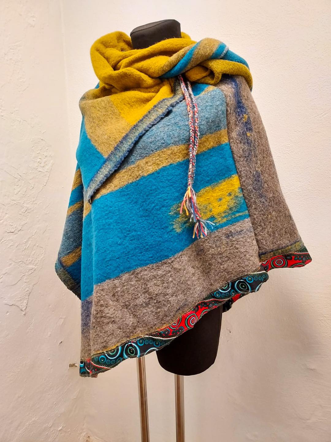 Poncho multifarvede m.karrygul/blå